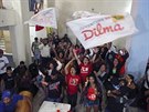 Píznivci Dilmy Rousseffové oslavují poté, co byly zveejnny první odhady...
