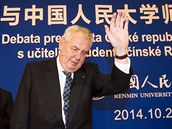 Miloš Zeman přichází na besedu se studenty univerzity Renmin.