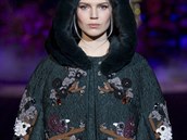 Pelerína s kožešinovou kapucí Dolce&Gabbana, kolekce podzim - zima 2014/2015