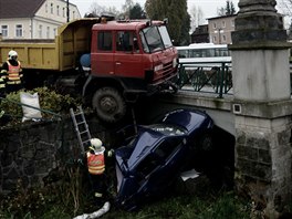 Nkladn tatra natlaila auto s malm chlapcem do koryta potoka.