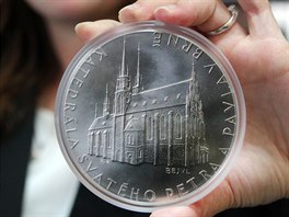 Medaile s motivem brnnsk katedrly svatho Petra a Pavla v pl kilogramu,...