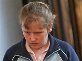 Justiční stráž přivádí Kateřinu Vaštíkovou, obžalovanou z vraždy novorozence....