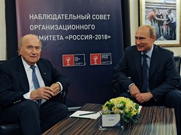 DEBATA O FOTBALE. Ruský prezident Vladimir Putin (vpravo) a prezident Svtové...