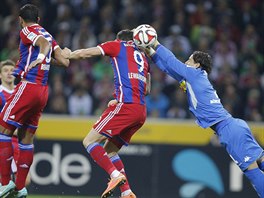 Gólman Mönchengladbachu Yann Sommer (vpravo) zasahuje v utkání proti Bayernu...