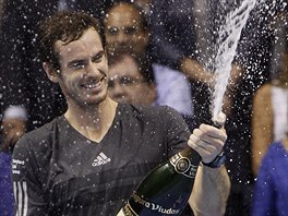 AMPASK NA OSLAVU. Andy Murray slav triumf na turnaji ve Valencii.