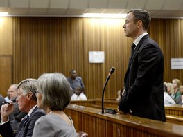 Oscar Pistorius poslouch soudkyni, kter vyhlauje vi jeho trestu (21. 10....