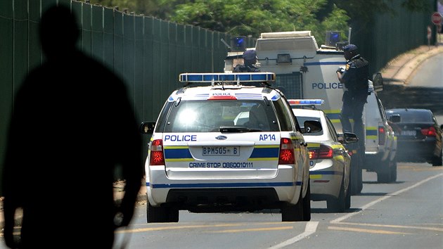 Policie pev Oscara Pistoriuse od soudu do vznice Kgosi Mampuru II (21. jna 2014)