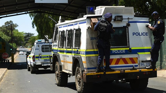 Policie převáží Oscara Pistoriuse od soudu do věznice Kgosi Mampuru II (21. října 2014)