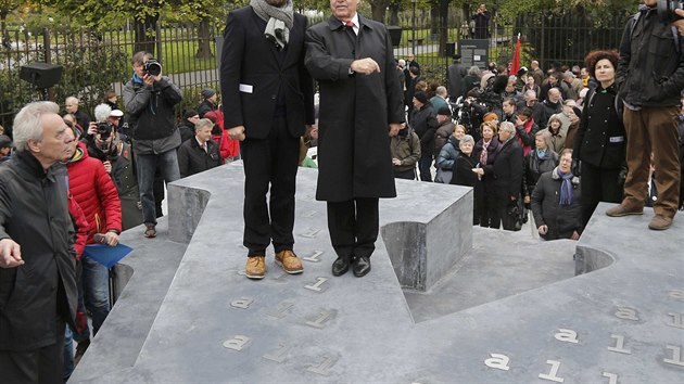 Odhalen pamtnku dezertr z wehrmachtu ve Vdni. Vlevo autor pamtnku Olaf Nicolai, vpravo rakousk prezident Heinz Fischer (24. jna 2014)