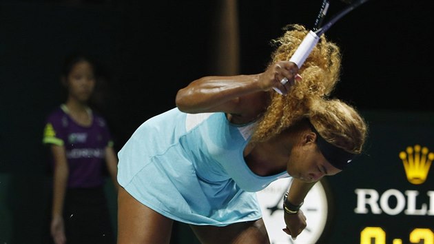 ODREAGOVN. Serena Williamsov tlue raketou v utkn s Caroline Wozniackou.