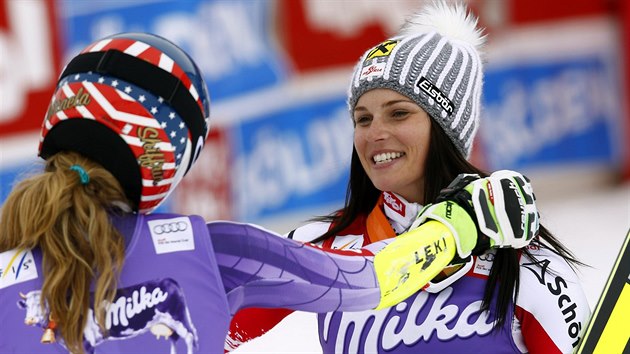 GRATULUJI K PRVNMU MSTU. Mikaela Shiffrinov (vlevo) a Anna Fenningerov zajely stejn as a  spolen vyhrly ob slalom v Sldenu.