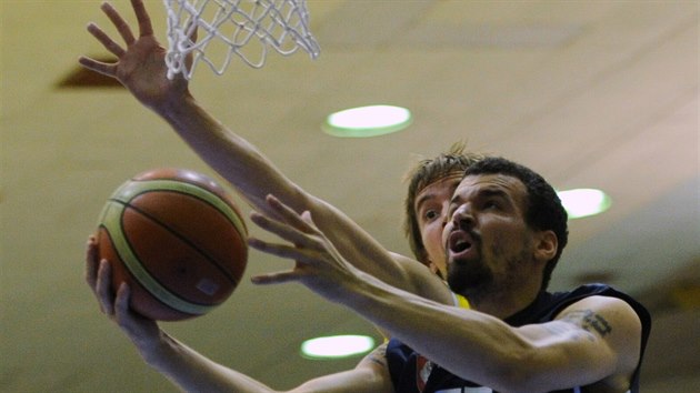 Basketbalov derby st vs Dn. V poped dnsk Tucker, za nm vykukuje steck ampach.