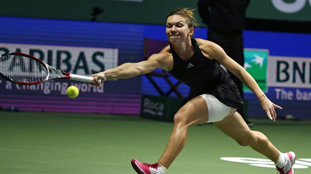 Rumunsk tenistka Simona Halepov se natahuje po mku v utkn Turnaje mistry se Serenou Williamsovou.