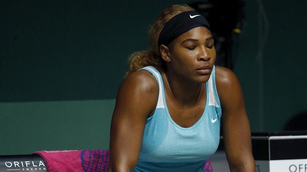 Americk tenistka Serena Williamsov se sousted bhem utkn s Halepovou na Turnaji mistry.
