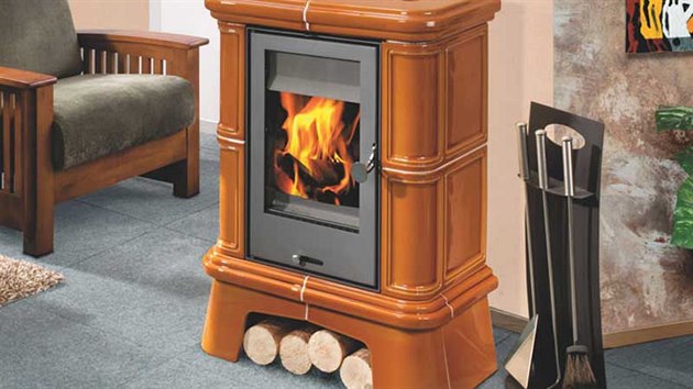 Kachlov� kamna se designov� hod� do klasick�ch chalup��sk�ch interi�r�.