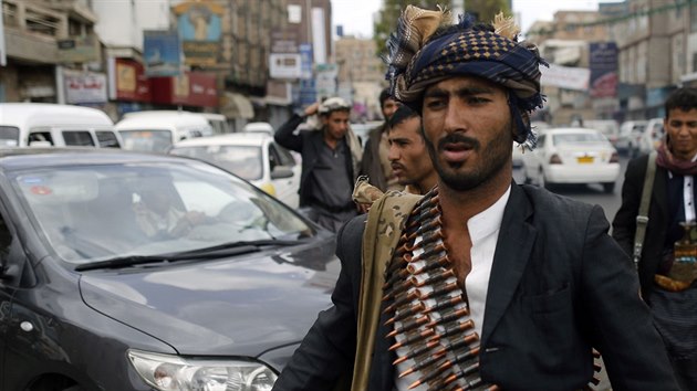 Hútíové v Sanaa (9. íjna 2014).