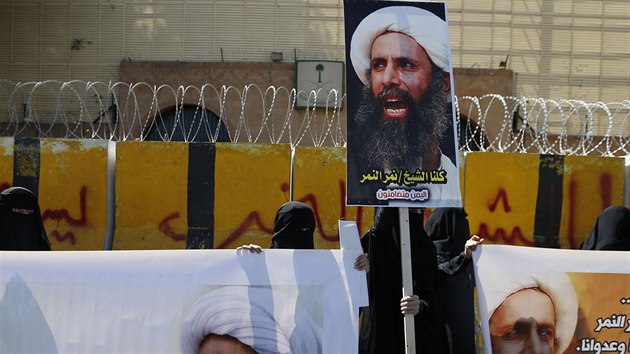 Protesty u ambasády Saúdské Arábie v Sanaa proti rozsudku trestu smrti šejka Nimr al-Nimra (18. října 2014).