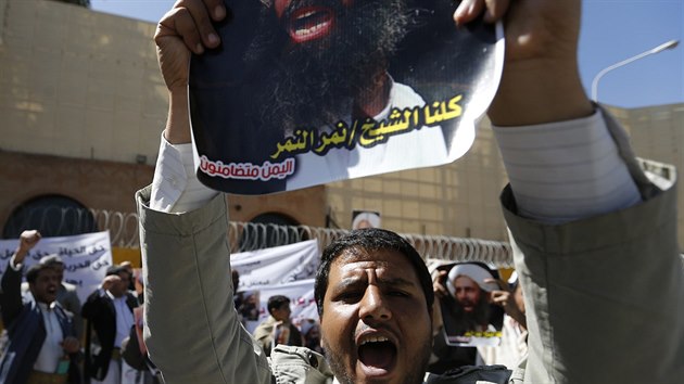 Protesty u ambasády Saúdské Arábie v Sanaa proti rozsudku trestu smrti šejka Nimr al-Nimra (18. října 2014).