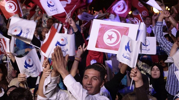Pznivci Ennahdy ped volbami (24. jna 2014).