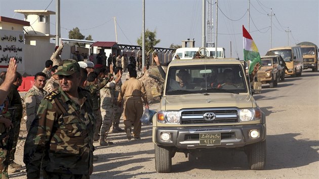 Konvoj irckch pemerg odjd z Irblu do syrskho Kobani (28. jna 2014).