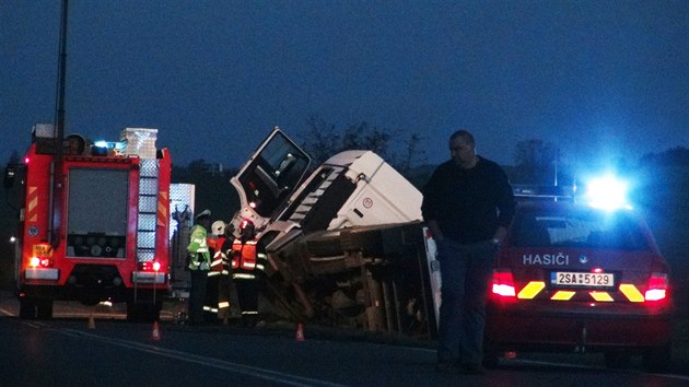 idi dodvky nezvldl u obce Slan - Lotou pedjdn na pln e, po stetu s pedjdnm kamionem zemel (21.10.2014)