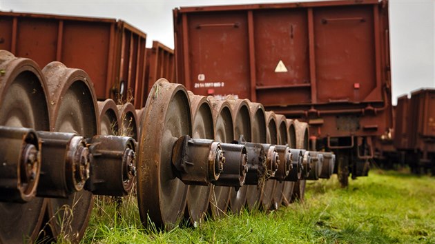 Likvidace vysloužilých železničních vagónů na odstavných kolejích nádraží Velký Osek. Staré vagóny budou rozřezány na železný šrot.