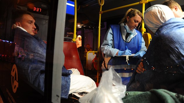 Stovky hasi, zchran, vojk a policist nacviovaly v praskm metru zsah po teroristickmu toku. Na nstupiti ve stanici Andl byla podle scne rozbita lhev s ltkou sarin, na nsledky otravy zemelo deset lid, dal destky byly zranny. (22.10.2014)