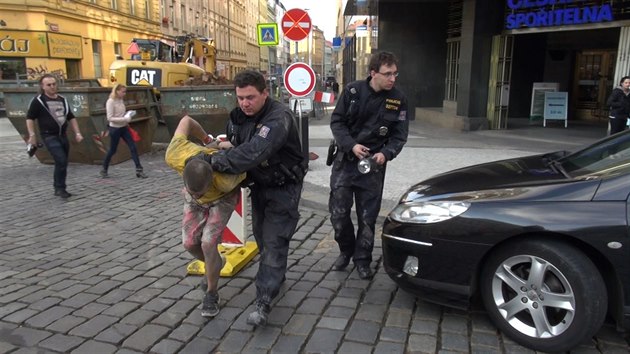 Policist odvdj mue, kter kradl v domech v Londnsk a Jugoslvsk ulici v Praze. Mu se pot schovval ve svtlku, slanit k nmu musela zsahov jednotka (24.10.2014)