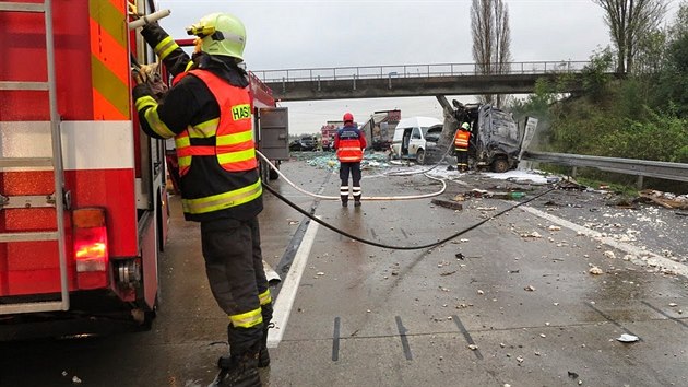 Hromadn nehoda na dlnici D2 u Brna ve smru na Bratislavu (23. jna, 2014).