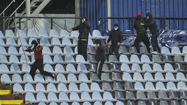 Kvli vtrnostem fanouk bylo zhruba na tyicet minut perueno utkn Evropsk ligy mezi Slovanem Bratislava a praskou Spartou. esk celek nakonec zpas vyhrl 3:0.