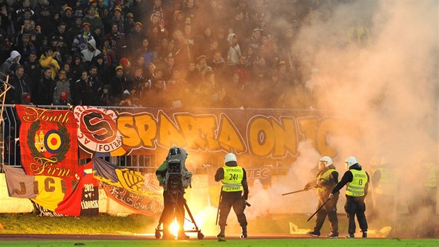 Kvli vtrnostem fanouk bylo zhruba na tyicet minut perueno utkn Evropsk ligy mezi Slovanem Bratislava a praskou Spartou. esk celek zpas nakonec vyhrl 3:0.