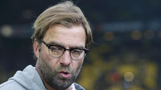 TAKHLE NE...Jrgen Klopp, trenr fotbalist Borussie Dortmund, je nespokojen s prbhem zpasu proti Hannoveru. Jeho svencm se sice da v Lize mistr, ale v domc souti se zmtaj ve spodn sti tabulky.