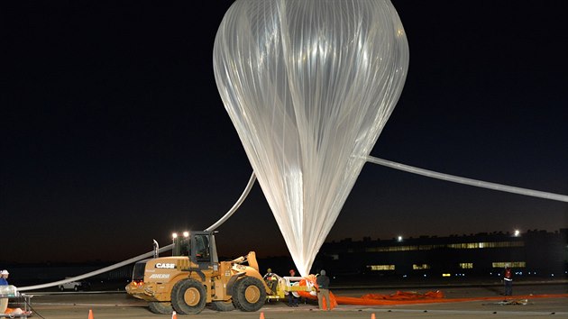 Do bodu seskoku Eustace vynesl speciln meteorologick balon plnn heliem (24. jna)