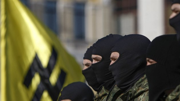 Dobrovolníci skládají v Kyjev� slib v�rnosti batalionu Azov.