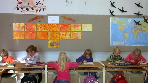 Děti ze ZŠ Purkrabka ve třídě s podzimní výzdobou.