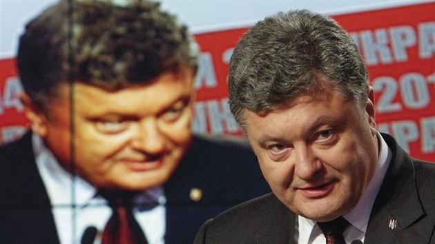 Ukrajinsk prezident Petro Poroenko mluv na povolebn tiskov konferenci.