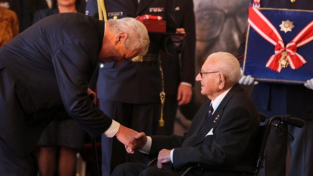 Prezident Milo Zeman pedal d blho lva Siru Nicholasi Wintonovi.