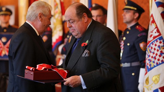 Prezident Zeman pedal d blho lva Winstonu Churchillovi in memoriam, kter pevzal jeho vnuk Nicholas Soames.