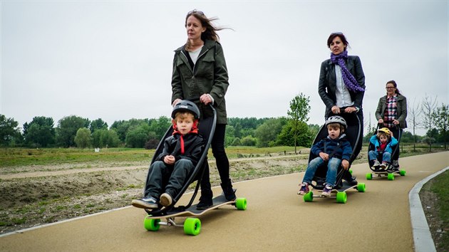 Rozjeďte to i s dítětem na kočárku spojeném se skateboardem - iDNES.cz