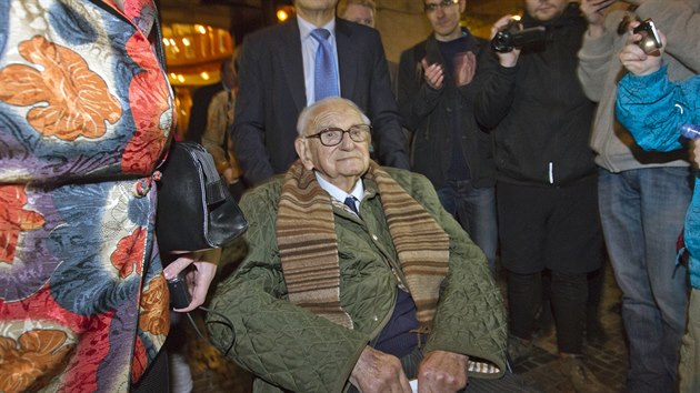 Sir Nicholas Winton na krtk nvtv centra Prahy, na ne se vydal po pevzet du blho lva na Praskm hrad (28. jna 2014)