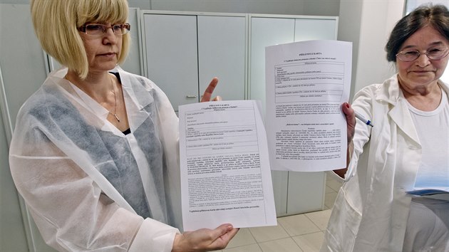 P��letov� dotazn�ky, kter� mus� vyplnit ka�d� cestuj�c� letadlem. V�jimkou jsou vnitrost�tn� lety (21. ��jna 2014).