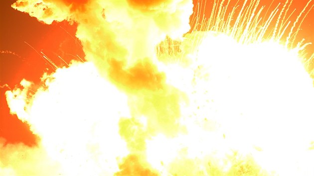 Soukromá americká raketa Antares explodovala několik sekund po startu z kosmodromu na ostrově Wallops Island ve státě Virginie (28. října 2014).