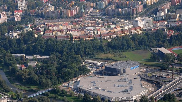 Letecký pohled na obchodní centrum Frýda (dole), halu Polárka (nad Frýdou) a...