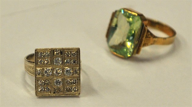 Dva z ukradených cenných prsten, které se policistm podailo dohledat. (22....