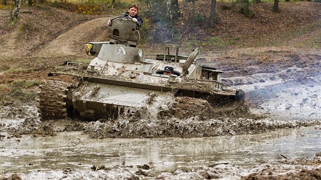 Tanky a těžká technika paradoxně pomáhají vzácným rostlinám a živočichům v bývalém vojenském prostoru Na Plachtě v Hradci Králové. (26. 10. 2014)