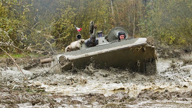 Tanky a tk technika paradoxn pomhaj vzcnm rostlinm a ivoichm v bvalm vojenskm prostoru Na Placht v Hradci Krlov. (26. 10. 2014)