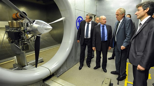 Prezident Miloš Zeman na návštěvě ve zkušebně turbovrtulových a proudových leteckých motorů První brněnské strojírny ve Velké Bíteši.