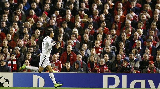 Cristiano Ronaldo z Realu Madrid slaví gól v Liverpoolu v utkání Ligy mistr.