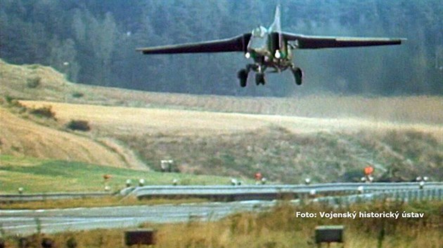 P�ist�n� st�ha�ky na d�lnici u M���na