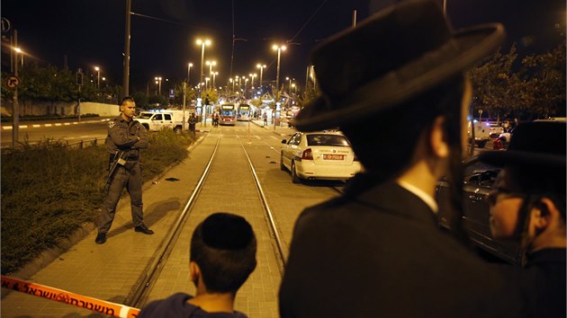 Palestinsk idi najel v Jeruzalm mezi cestujc na tramvajov zastvce. Zabil tmsn holiku (22. jna 2014)